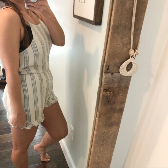 EVERLY NWT medium cream ruffle bow detail romper - Picture 2 of 6